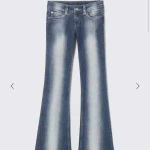 Blå bootcut jeans med blekta detaljer - Snygga blå jeans med bootcut passform och tydliga blekta partier längs benen på både fram och baksida. Har en liten fläck på framsidan därav kommer jag sänka priset lite. Använt en del men vuxit ur dom därför jag säljer dom. Skriv för fler bilder
