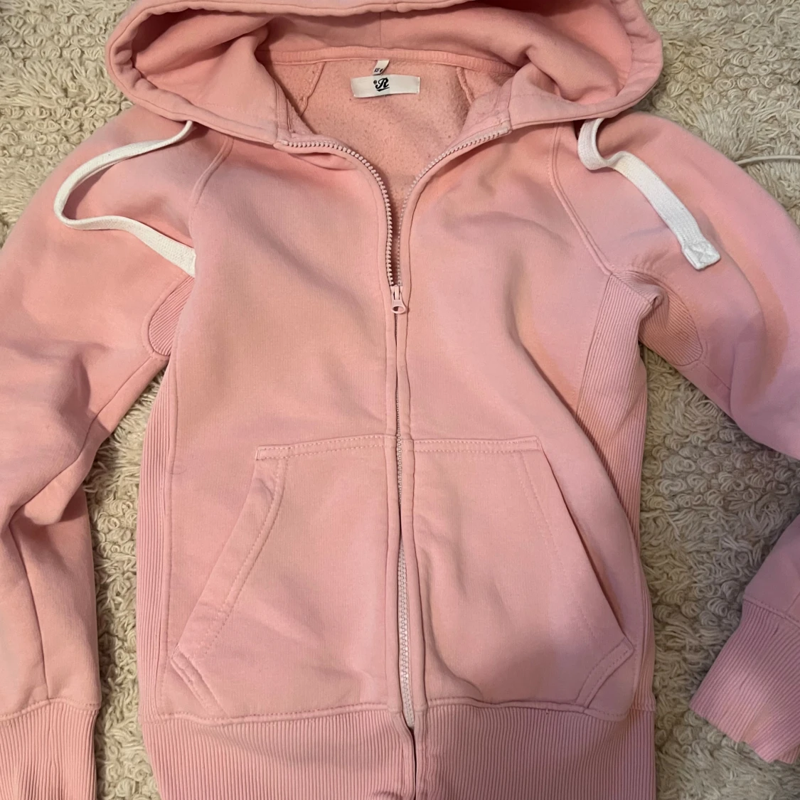 Ljusrosa hoodie från Russemerch 