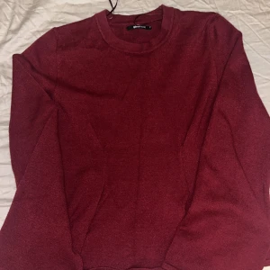 Vinröd stickad tröja Gina Tricot - Vinröd stickad tröja från Gina Tricot i storlek M. Tröjan har rund halsringning och långa ärmar. Perfekt för lager-på-lager och enkel att matcha med jeans eller kjol. Mjuk och skön känsla.