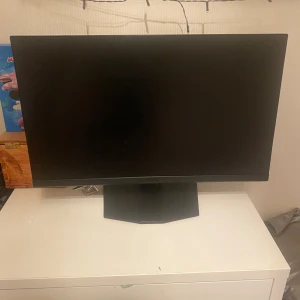 Gaming Monitor 180hz 27 - MSI G272QPF E2 är en 27-tums gamingmonitor med WQHD-upplösning (2560x1440), 180Hz uppdateringsfrekvens och HDR Ready. Skärmen har snabb responstid och bred färgskala. Är använt i 3mån. Pris kan diskuteras.
