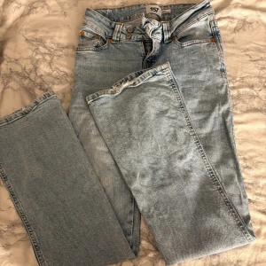 Ljusblå jeans från 157, XXS - Snygga ljusblå jeans från 157 i storlek XXS med full längd. Klassisk femficksmodell med raka ben och broderade detaljer på bakfickorna. Jeansen har hög midja och är tillverkade i mjukt denimtyg. Perfekta för dig som gillar en clean och chill stil.