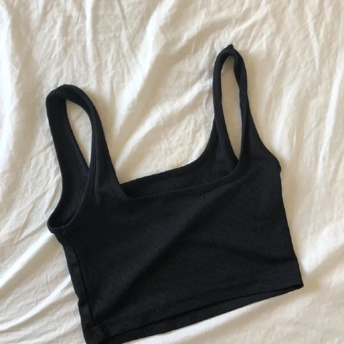 Svart ribbad croppad linnetopp - 1