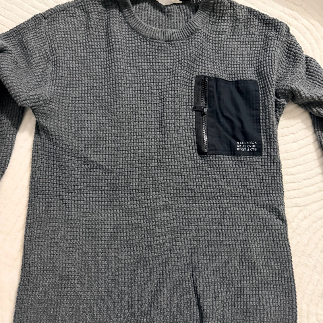 Grå stickad tröja från H&M med ficka