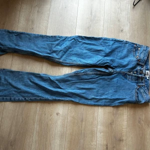Jeans från Lager 157 - Snygga blå jeansbyxor från 157 i storlek S. Klassisk femficksmodell med raka ben och normal passform. Midjemått 40-41 cm 🌟