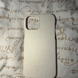 Ogood iPhone Case (Biodegradable) - Miljövänligt iPhone-skal från Ogood, tillverkat av 100% växtbaserat material. Ljusbeige färg, passar modeller med stor kameraöppning. Skalet är i mycket gott skick utan synligt slitage. Tillverkat i Sverige, cirkulär design.