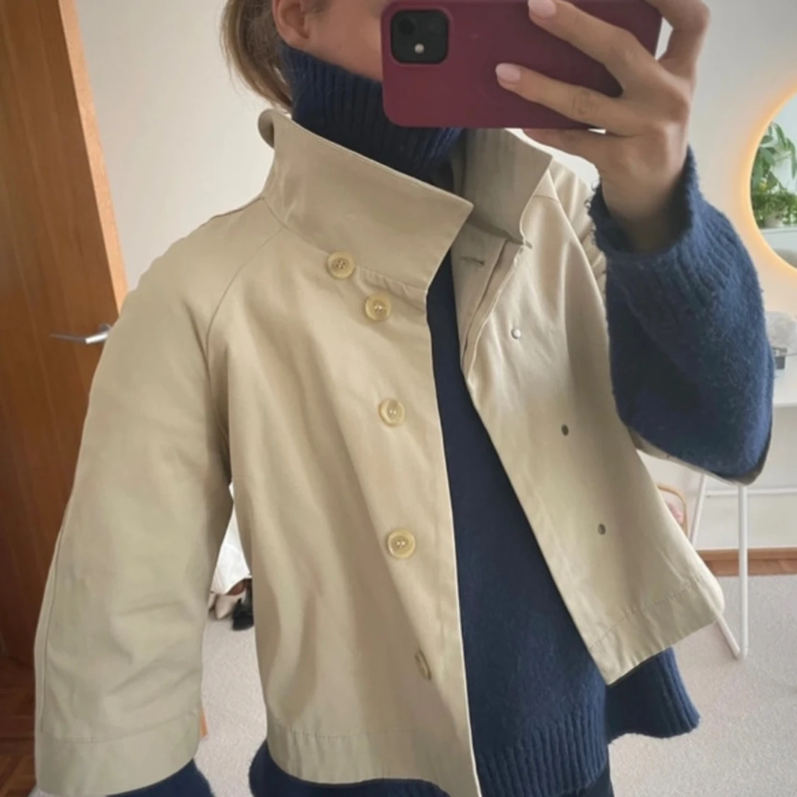 Beige kort rock med knappar