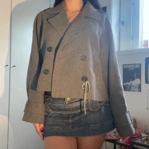 Kappa - Superfin croppad kappa köpt från hm för ca två år sen! Nästan aldrig använt så den är i fint skick!