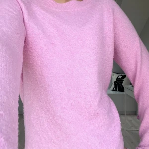 Stickad tröja - Rosa stickad tröja från vero Moda, inga defekter och bara använd 2-3 gånger! 