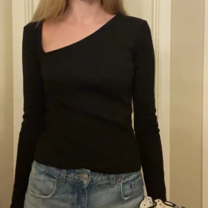 Svart oneshoulder långärmad topp - Säljer en svart långärmad topp med oneshoulder-design