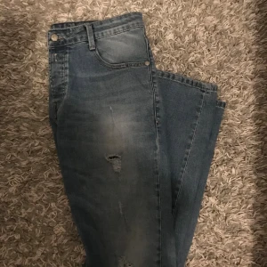 Replay jeans  - Tjena säljer ett par jeans från Replay stylig Model på dem sitter bra när man använder dem fint skick kan va fläckiga pågrund inte används på länge 