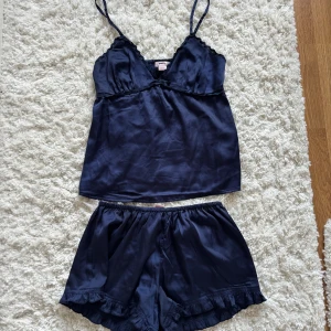 Mörkblå pyjamas set - Säkjer denna jättesöta satin pyjamas settet från Gina 14+!! Använd fåtal gånger därav mycket bra skick❤️❤️