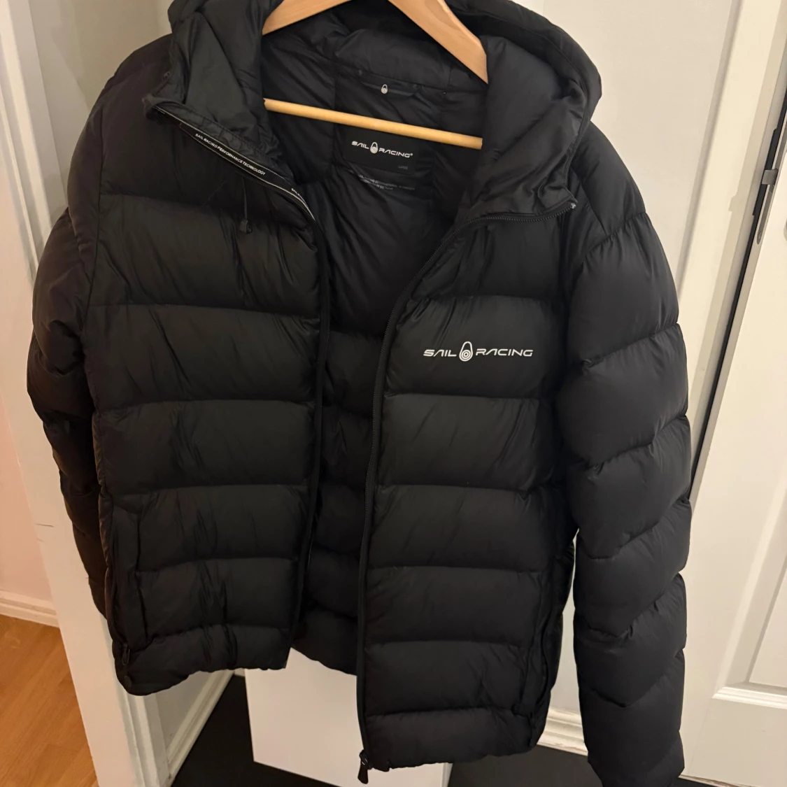 Svart pufferjacka från Sail Racing - 2