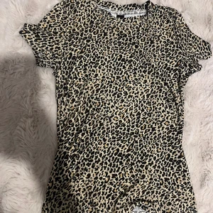 Leopardmönstrad t-shirt -  Jättefin leopardmönstrad T-shirt från  Nelly. knappt använt storlek S🐆🤎