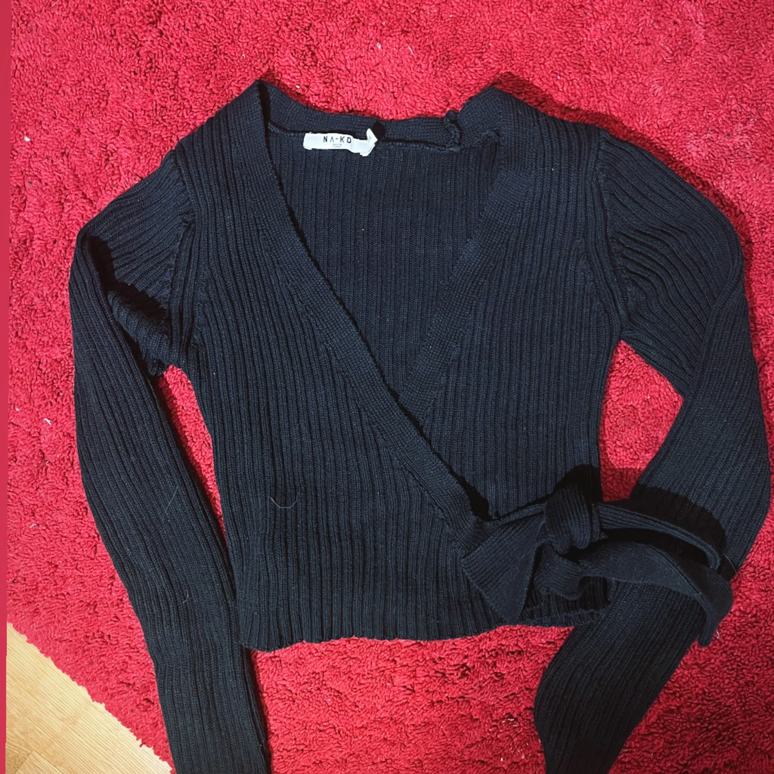 Svart omlottkofta från NA-KD