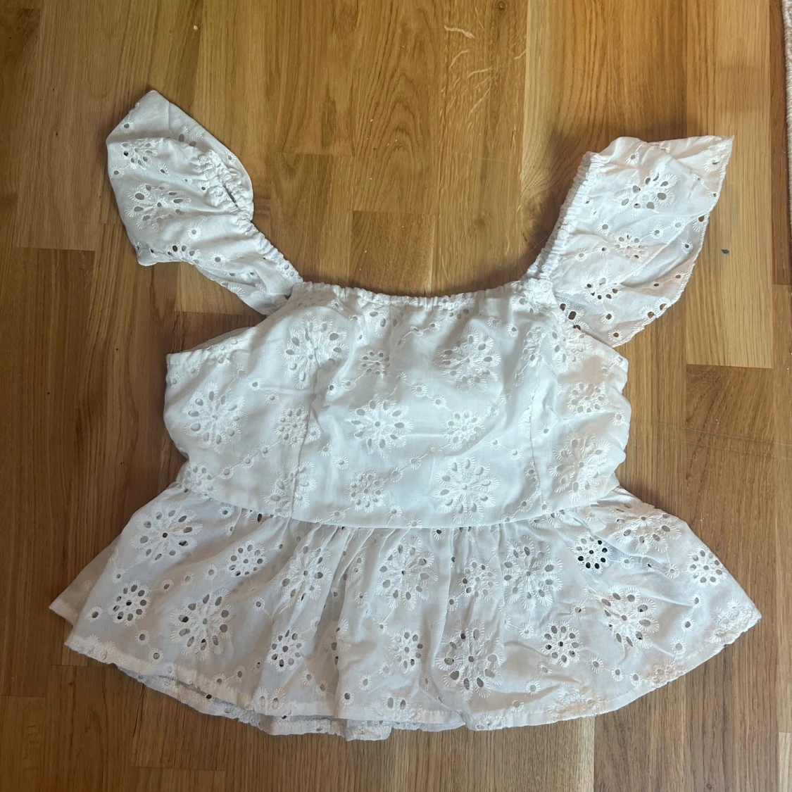 Vit blus med volang och rosett