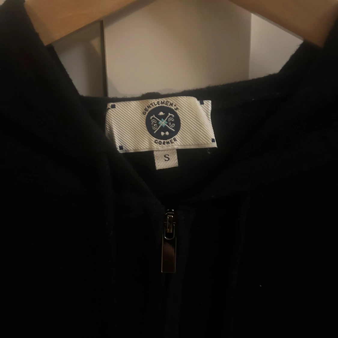 Svart stickad hoodie från Gentlemen's Corner - 2