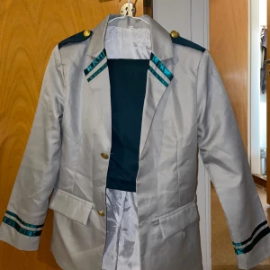 My Hero Academia cosplay - Kavaj + byxor. Storlek M, knappt använd. Pris kan diskuteras