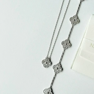 Clover set - Helt nytt smyckesset i silverfärg 🌸 Armband och halsband guld pläterat – stilrent och passar till allt! Aldrig använt. Kommer med sammet påse  Har fler bilder med tydligare detaljer – skriv gärna vid intresse 💌