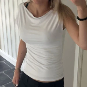 Nelly topp  - Säljer denna vita topp i storlek XS. Från Nelly💕