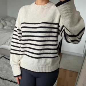 H&M Tröja <3 - Mysig tröja med ränder från h&m Divided. Tröjan har långa ärmar och en rund halsringning. Endast använd en gång <3