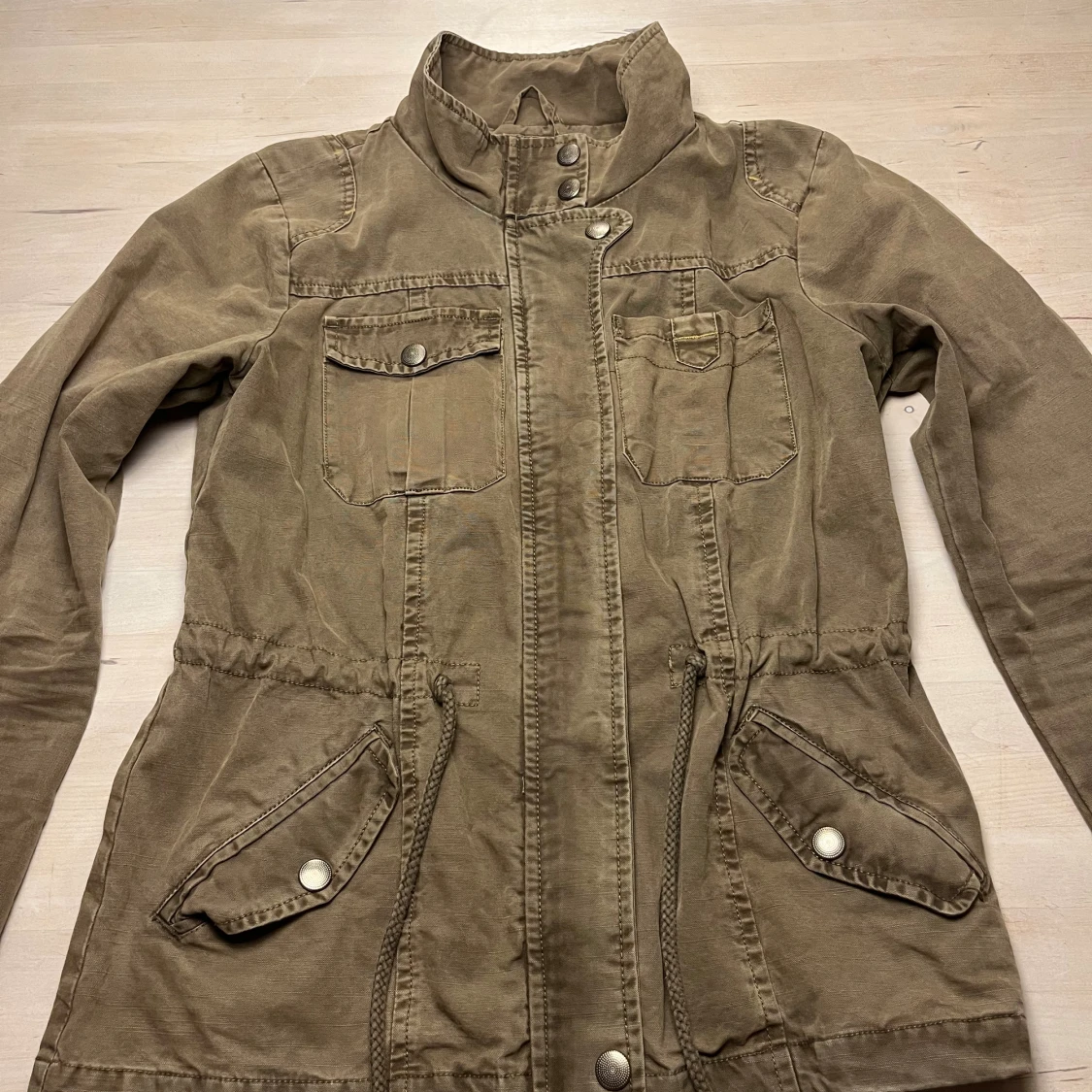 Grön militärjacka från ONLY, strl M - 1