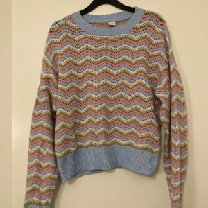  stickad tröja  - Stickad tröja från Lindex i storlek 170. I vågigt mönster 