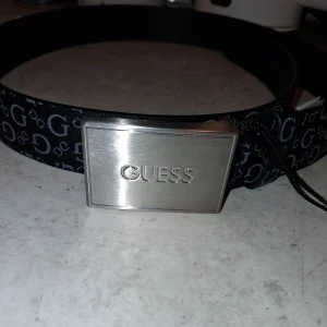Guess bälte med silver spänne - Helt nytt och helt oanvänt Guess bälte i perfekt skick, köpsbevis ingår. Bara att höra av sig vid minsta lilla fundering👍😁