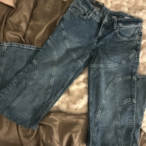 Blå jeans med detaljer  - Oanvända jeans från HM med detaljer över hela, storlek 36 