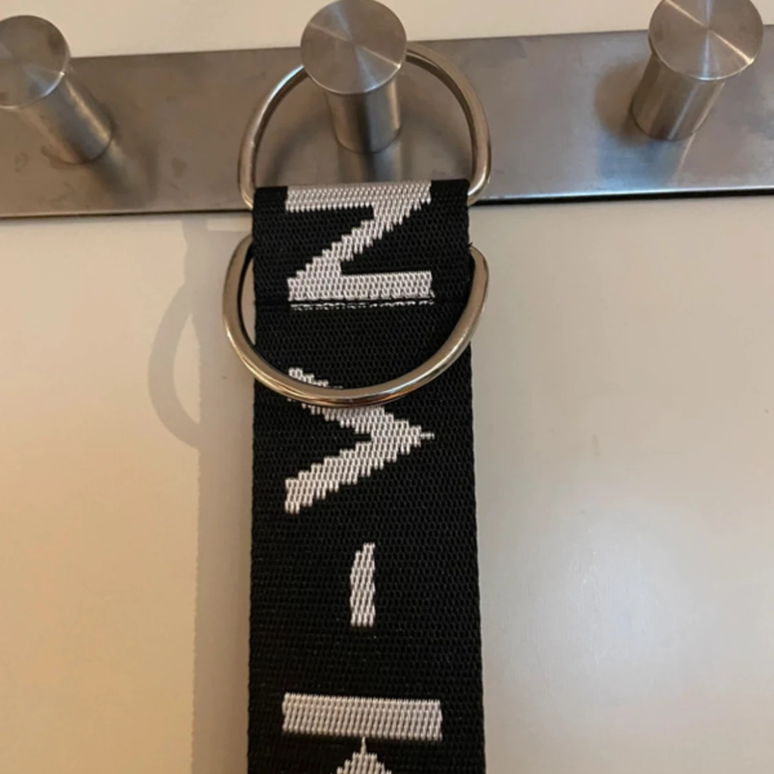 Svart NA-KD bälte med logga - 1