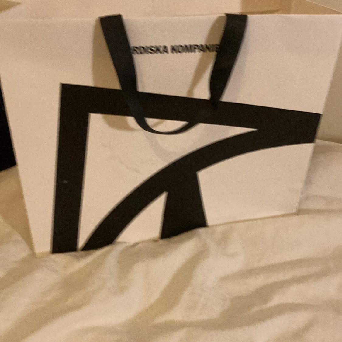 Mörkblå ullkofta med brodyr - 4