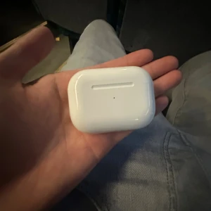 AirPods Pro - Snygga och populära Apple AirPods Pro med laddningsetui. Trådlösa hörlurar med aktiv brusreducering och bekväm passform. Etuiet och hörlurarna ser ut att vara i gott skick utan synligt slitage. Perfekt för musik, samtal och träning. Skriv för mer information 