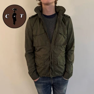 Aspesi Jacka - Aspesi Fieldjacka | Skick 8/10 | Nypris ~8000kr, vårat pris endast 1999kr | Storlek S | Svarar gärna på era frågor och funderingar!