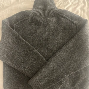 Stickad polo tröja - Säljer en jättefin grå stickad polotröja som används några få gånger😇