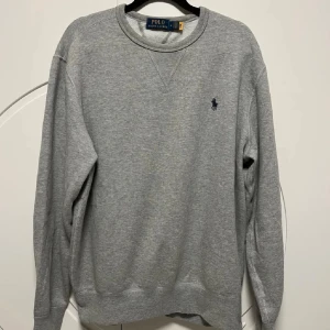 Ralph Lauren tröja  - Ralph Lauren tröja | Skick: 9/10 | Tillbehör: Endast tröja | Nypris: +- 1599 SEK | Storlek: M | Pris kan diskuteras, vid fler bilder eller frågor hör av er. 🍂🍁