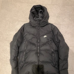 Nike primaloft jacket - Nike svart jacka som användes i 2 månader sparsamt.Ligger i salu för jag har krymp ur den.Inga problem eller hål.