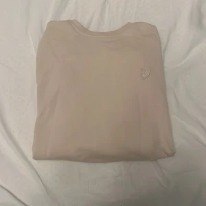 Bege Lyle Scott crewneck tröja  - En snygg bege lyle scott tröja utan huva med en diskret logga på vänster bröst. Har användts en gång, storlek S herr. 