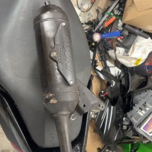 Yasuni Scooter Exhaust - Yasuni scooter exhaust in used condition. Visible scratches and some wear, but no major dents. Ideal for performance upgrades or replacement. Mounting bracket intact. Perfect for tuning enthusiasts looking for reliable quality. With 4g roller wights