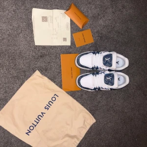 L-V Sneakers Blå - Hej säljer nu mina skor riktigt fetta. Passar perfekt på många outfits. Om du vill uppgradera din garderob borde du göra ett köp här.