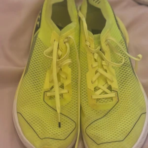 Scott Speed Carbon RC löparskor gul - Scott Speed Carbon RC löparskor i neon-gult med svarta detaljer och vit sula. Ovandelen är tillverkad i lätt syntetmesh för bra ventilation och har snörning. Sulan har CarbiteX-platta för extra respons och grepp. Perfekta för dig som vill maxa din löpning.