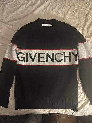Givenchy sweatshirt - Givenchy sweatshirt i storlek S, använd fåtal gånger, pris kan diskuteras