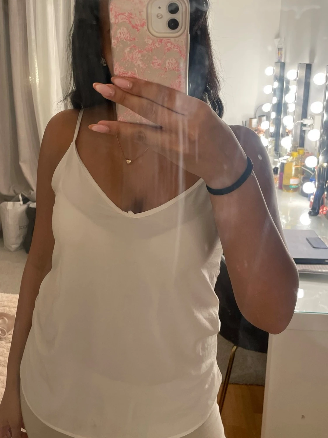 Vit linnetopp med tunna axelband