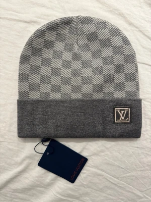 L-V mössa grå  - Tjena jag säljer en grå L-V mössa. Öanvänd. Storlek onesize.