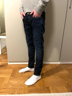 Replay mörkblå jeansbyxor slim fit - Tvär feta mörka reaplay jeans.                                     Mycket bra skick.                                                       Nypris=1500 vårt pris=399