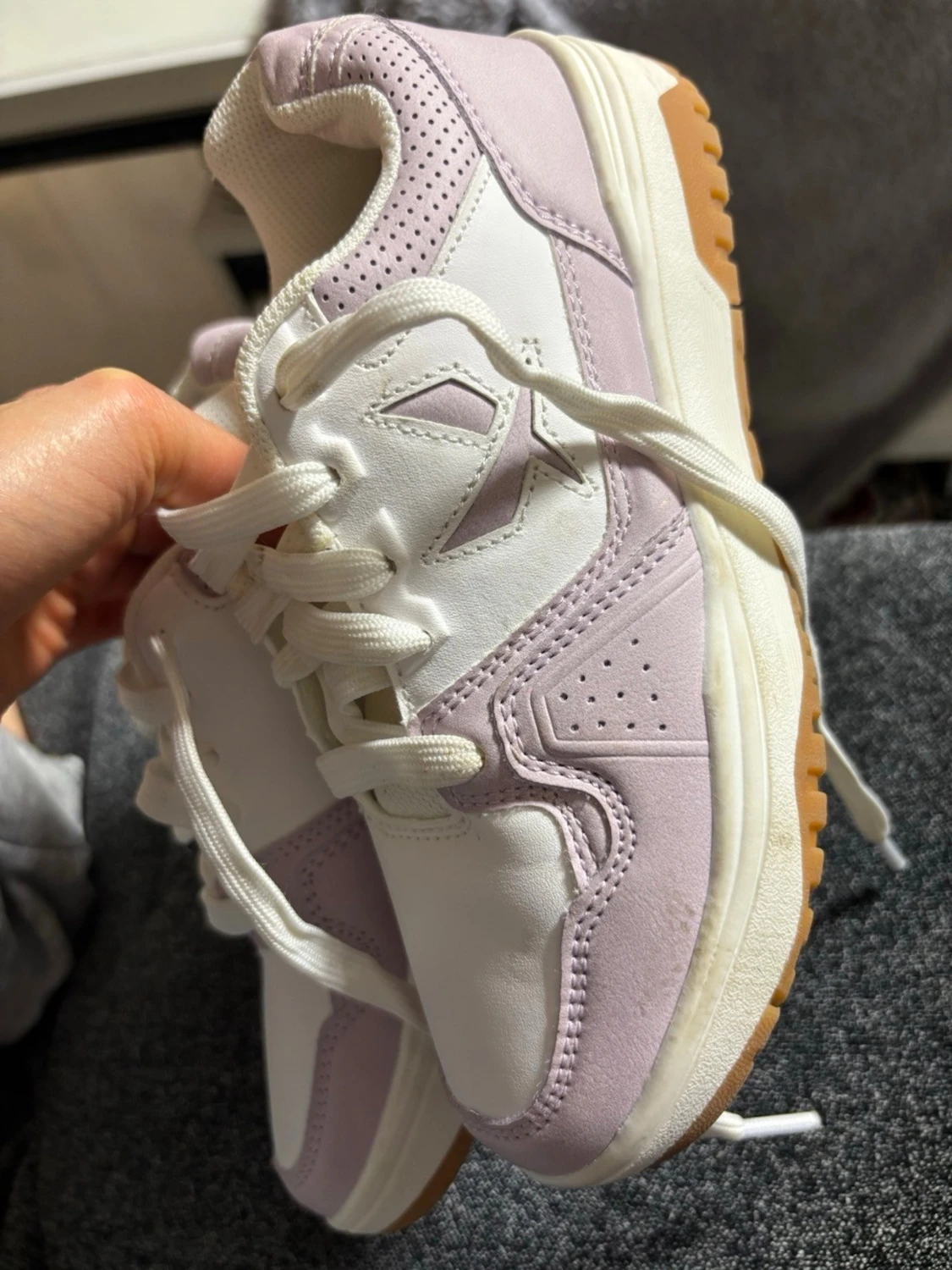 Vita och ljuslila sneakers med gummisula - 1