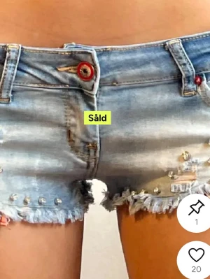 Super snygga jeans shorts - Säljer ett par asa snygga jeans shorts som är köpte på plick men säljer pågrund av att dem var lite stora!❤️ midjemått:37 rakt över! Har tyvärr inga andra bilder på för dem som sagt är förstora💕💕 det är tre stenar som är borta i dem man det syns inte alls mycket!💕🩷😇 unika och underbara!