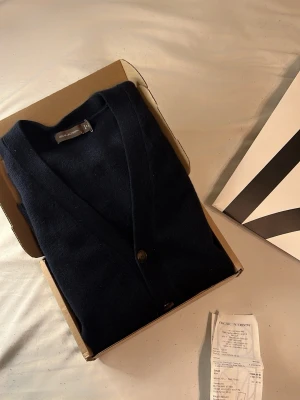  Oscar Jacobson cardigan  - Otroligt fin Oscar Jacobsson cartigan | Storlek S | Skick 10/10 Nyskick | Nypris 2000:- |mitt pris 899:-|