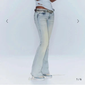 Helt slutsålda ljusblå cheap monday jeans! - Säljer ett par ljusblå jeans med bootcut och låg midja. Jeansen har en snygg tvätt med slitningar framtill och klassiska fem fickor. Perfekta för dig som gillar en retro vibe och vill ha ett par jeans som sticker ut. Helt nya aldrig använda!