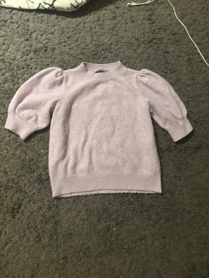 Ljuslila kortärmad stickad tröja Vero Moda - Ljuslila stickad tröja från Vero Moda