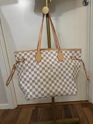 Vit väska  - Vit väska, som ny. Skriv innan köp 🤍 • Instagram: Ginise  