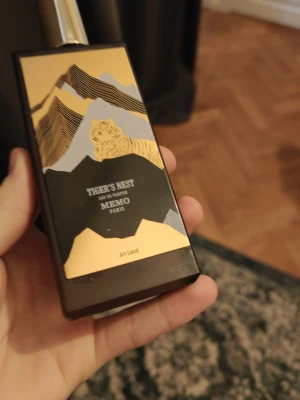 Tiger's Nest Eau de Parfum - Tiger's Nest från Memo Paris kommer i en exklusiv förpackning med unik design. Perfekt för dig som vill sticka ut och uppskattar lyxiga detaljer. En parfym som ger din stil en extra edge.NY PRIS 3025kr